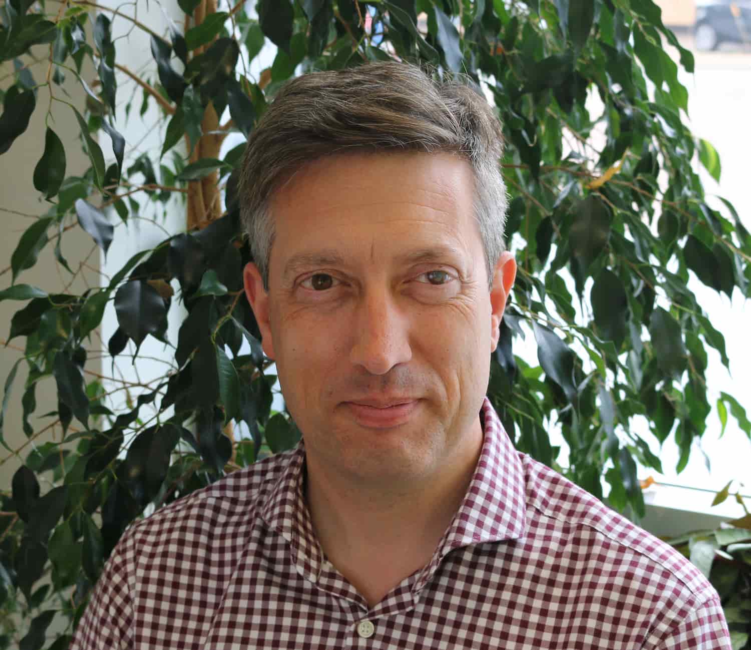 Portrait photo of Simon Bragg Director